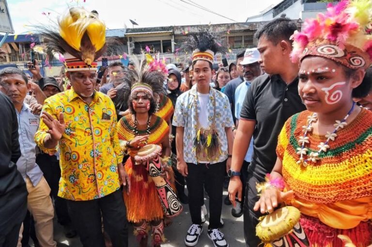 Satset Bantu Warga, Gibran Kini Bantu Kampung di Papua Teraliri Listrik